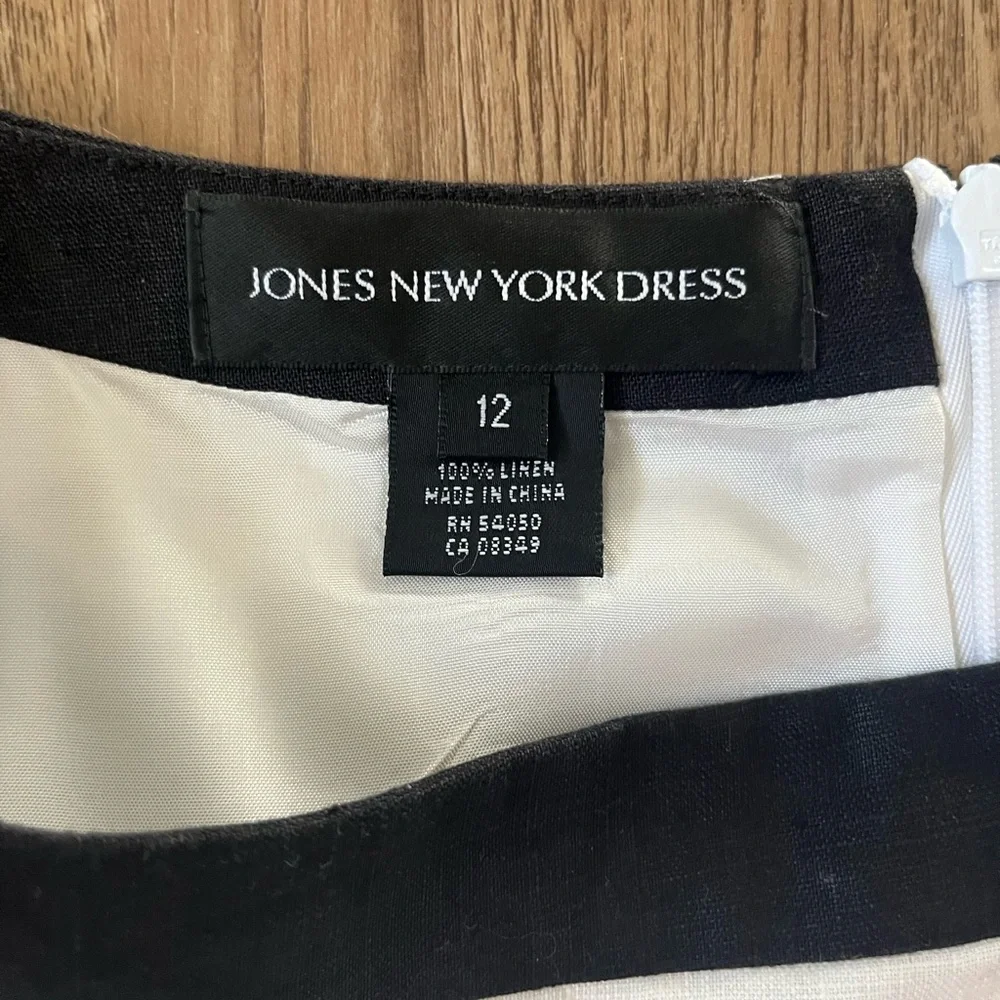 Jones New York Dress- White with Floral Seam Size: 12  PTP: 20" L: 37" - Picture 2 of 9